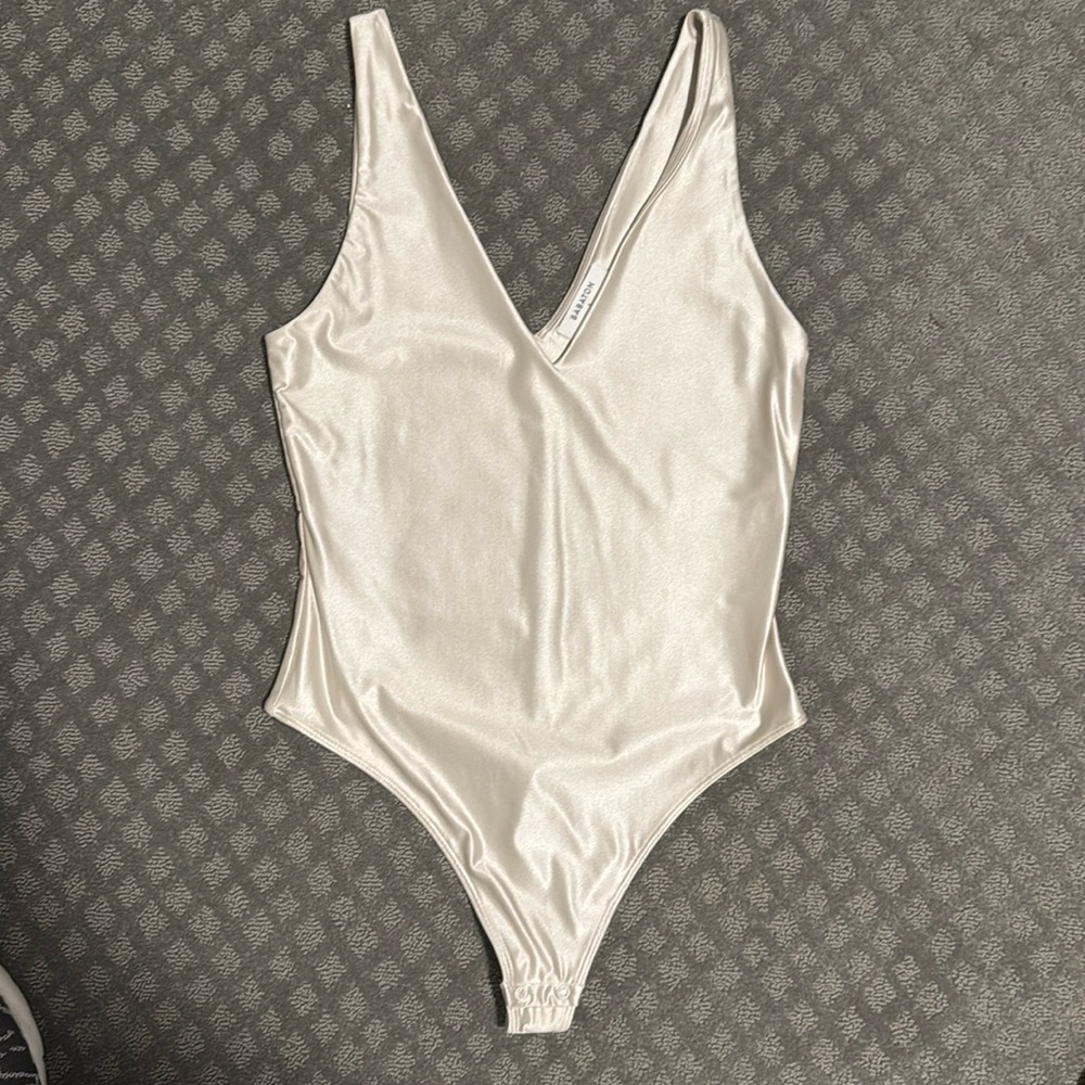 Aritzia Babaton Satinette VNeck Bodysuit